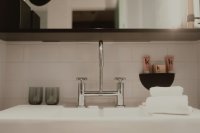 Glanzend chroom is terug van weggeweest in de badkamer