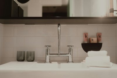 Glanzend chroom is terug van weggeweest in de badkamer